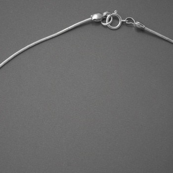 Silberkette mit farbigen Elementen