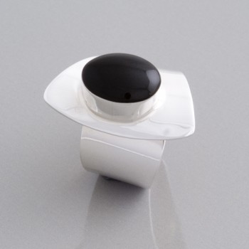 Ring mit schwarzem Onyx, Größe 56